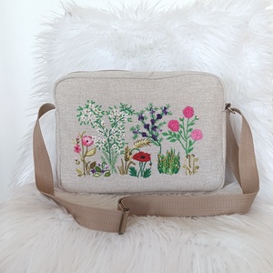 Kézzel hímzett válltáska - Meska.hu
