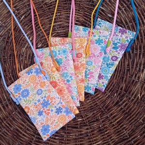 Virágos mobiltok több színben, 12x20cm, pikk-pakk zárral - táska & tok - pénztárca & más tok - telefontok - Meska.hu