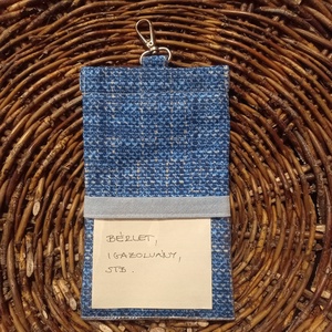Karabínerrel felcsatolható mobiltok átlátszó zsebbel, farmerkék zsákmintás, 12x20cm, pikk-pakk zárral - Meska.hu