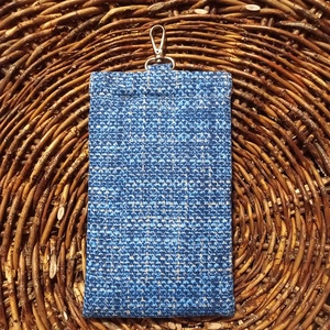 Karabínerrel felcsatolható mobiltok átlátszó zsebbel, farmerkék zsákmintás, 12x20cm, pikk-pakk zárral - táska & tok - pénztárca & más tok - telefontok - Meska.hu