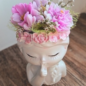 Viaszvirágok lányt ábrázoló kaspóban, Otthon & Életmód, Dekoráció, Asztal és polc dekoráció, Asztaldísz, Gipszöntés, Gyertya-, mécseskészítés, MESKA