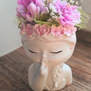Viaszvirágok lányt ábrázoló kaspóban - otthon & életmód - dekoráció - asztal és polc dekoráció - asztaldísz - Meska.hu