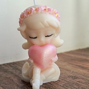 Kislányt ábrázoló szójaviasz gyertya - Meska.hu