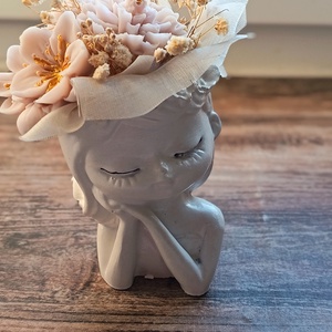 Viaszvirágok lányt ábrázoló kaspóban - Meska.hu