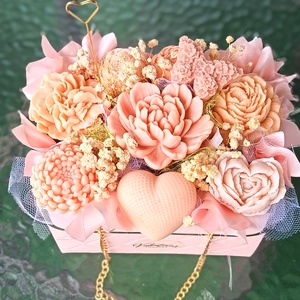 Anyák napi örök virágbox, Otthon & Életmód, Virágdekoráció, Virágok, Virágbox, Gyertya-, mécseskészítés, Szójaviaszból készült virágbox, örökvirág.
A középső nagy virág illatos.
Méretei kb 12*9*13 cm.
Ajá..., MESKA