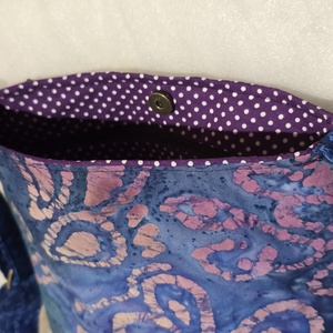 Női táska batikmintás textilből, horgolt fedőlappal és kordbársony talpacskával - táska & tok - kézitáska & válltáska - válltáska - Meska.hu