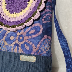 Női táska batikmintás textilből, horgolt fedőlappal és kordbársony talpacskával, Táska & Tok, Kézitáska & válltáska, Válltáska, Patchwork, foltvarrás, MESKA
