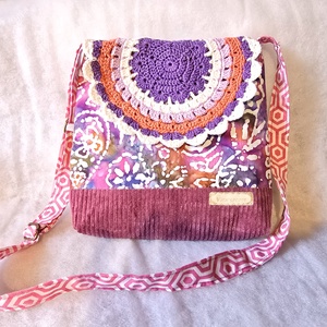 Női táska batikmintás textilből, horgolt fedőlappal és kordbársony talpacskával, Táska & Tok, Kézitáska & válltáska, Válltáska, Patchwork, foltvarrás, MESKA
