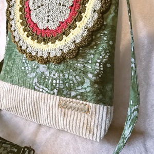 Női táska batikmintás textilből, horgolt fedőlappal és kordbársony talpacskával, Táska & Tok, Kézitáska & válltáska, Válltáska, Patchwork, foltvarrás, MESKA