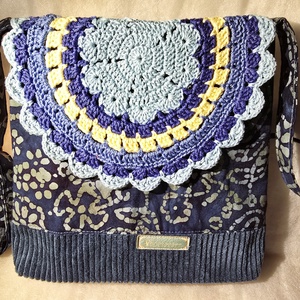 Női táska batikmintás textilből, horgolt fedőlappal és kordbársony talpacskával, Táska & Tok, Kézitáska & válltáska, Válltáska, Patchwork, foltvarrás, MESKA