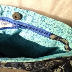 Női táska batikmintás textilből, horgolt fedőlappal és kordbársony talpacskával - táska & tok - kézitáska & válltáska - válltáska - Meska.hu