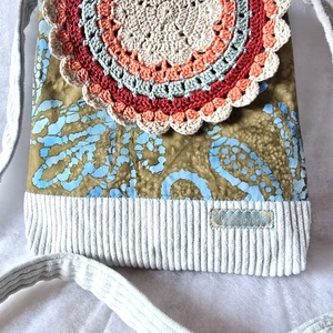 Női táska batikmintás textilből, horgolt fedőlappal és kordbársony talpacskával - táska & tok - kézitáska & válltáska - válltáska - Meska.hu