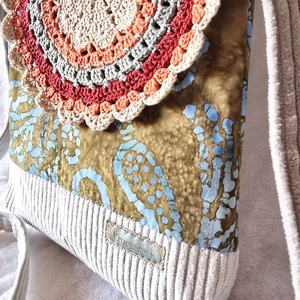 Női táska batikmintás textilből, horgolt fedőlappal és kordbársony talpacskával, Táska & Tok, Kézitáska & válltáska, Válltáska, Patchwork, foltvarrás, MESKA