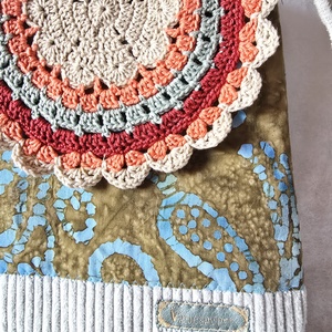 Női táska batikmintás textilből, horgolt fedőlappal és kordbársony talpacskával - táska & tok - kézitáska & válltáska - válltáska - Meska.hu