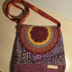 Női táska batikmintás textilből, horgolt fedőlappal és kordbársony talpacskával - táska & tok - kézitáska & válltáska - válltáska - Meska.hu