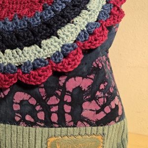 Női táska batikmintás textilből, horgolt fedőlappal és kordbársony talpacskával - táska & tok - kézitáska & válltáska - válltáska - Meska.hu