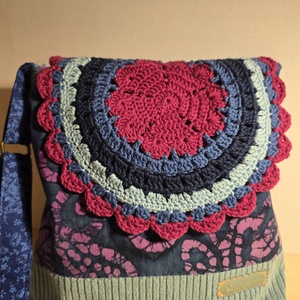 Női táska batikmintás textilből, horgolt fedőlappal és kordbársony talpacskával - táska & tok - kézitáska & válltáska - válltáska - Meska.hu