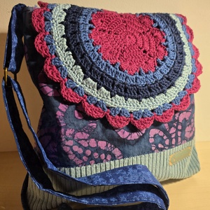 Női táska batikmintás textilből, horgolt fedőlappal és kordbársony talpacskával, Táska & Tok, Kézitáska & válltáska, Válltáska, Patchwork, foltvarrás, MESKA