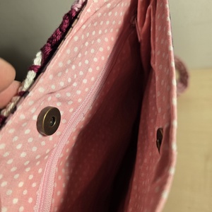 Női táska batikmintás textilből, horgolt fedőlappal és kordbársony talpacskával - táska & tok - kézitáska & válltáska - válltáska - Meska.hu