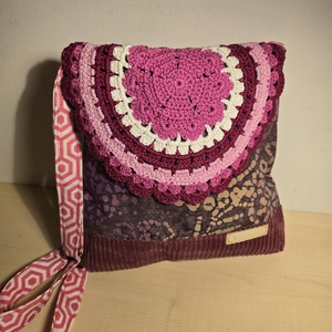 Női táska batikmintás textilből, horgolt fedőlappal és kordbársony talpacskával - táska & tok - kézitáska & válltáska - válltáska - Meska.hu