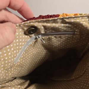 Női táska batikmintás textilből, horgolt fedőlappal és kordbársony talpacskával - táska & tok - kézitáska & válltáska - válltáska - Meska.hu