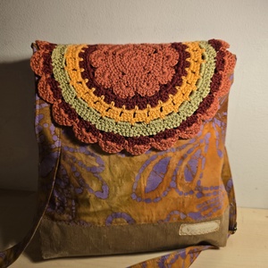 Női táska batikmintás textilből, horgolt fedőlappal és kordbársony talpacskával - táska & tok - kézitáska & válltáska - válltáska - Meska.hu