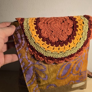 Női táska batikmintás textilből, horgolt fedőlappal és kordbársony talpacskával, Táska & Tok, Kézitáska & válltáska, Válltáska, Patchwork, foltvarrás, MESKA