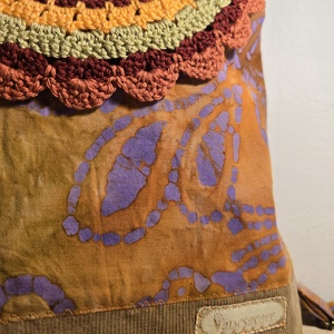 Női táska batikmintás textilből, horgolt fedőlappal és kordbársony talpacskával - táska & tok - kézitáska & válltáska - válltáska - Meska.hu