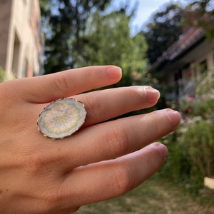 Sárga-világoskék hópehely mandala gyűrű  - ékszer - gyűrű - üveglencsés gyűrű - Meska.hu