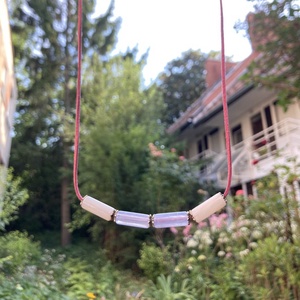 Cukorka  középrövid lila-fehér nyaklánc , Ékszer, Nyaklánc, Gyöngyös nyaklánc, Ékszerkészítés, MESKA