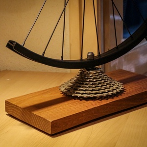 Íróasztali lámpa kerékpár alkatrészekből - otthon & lakás - lámpa - asztali lámpa - Meska.hu