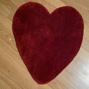 Kézzel készült szív alakú tufting szőnyeg � bordó lakásdekor - otthon & életmód - lakástextil - szőnyeg - más típusú szőnyeg - Meska.hu