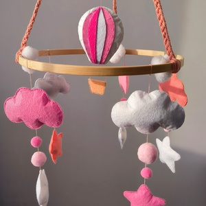 Kislányos kiságyforgó, babaágyforgó felhőkkel, csillagokkal és hőlégballonnal - otthon & lakás - babaszoba, gyerekszoba - babaszoba dekoráció - Meska.hu
