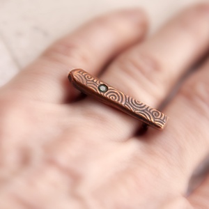 Zöld lámpás - vörösréz gyűrű - ékszer - gyűrű - statement gyűrű - Meska.hu