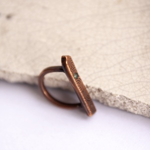 Zöld lámpás - vörösréz gyűrű - ékszer - gyűrű - statement gyűrű - Meska.hu