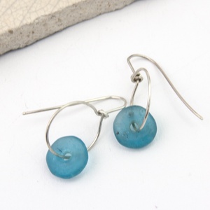 Kék lagúna - ezüst fülbevaló - ékszer - fülbevaló - karika fülbevaló - Meska.hu