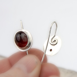 Granada - ezüst fülbevaló gránáttal - ékszer - fülbevaló - lógó fülbevaló - Meska.hu