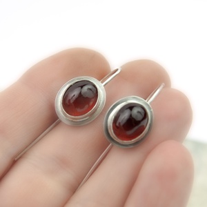 Granada - ezüst fülbevaló gránáttal - ékszer - fülbevaló - lógó fülbevaló - Meska.hu