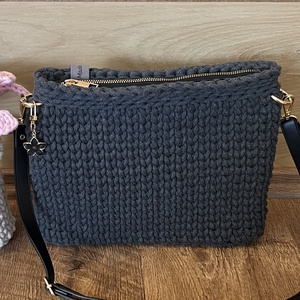 Horgolt cipzáras oldaltáska - táska & tok - kézitáska & válltáska - vállon átvethető táska - Meska.hu