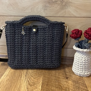 Horgolt kézi- és oldaltáska - táska & tok - kézitáska & válltáska - vállon átvethető táska - Meska.hu
