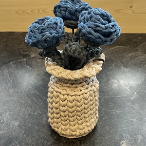 Horgolt rózsák vázával., Otthon & Életmód, Virágdekoráció, Virágdíszek, Asztali virágdísz, Horgolás, MESKA