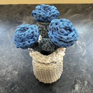 Horgolt rózsák vázával. - otthon & életmód - virágdekoráció - virágdíszek - asztali virágdísz - Meska.hu