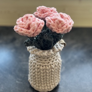 Horgolt rózsák vázával., Otthon & Életmód, Virágdekoráció, Virágdíszek, Asztali virágdísz, Horgolás, MESKA