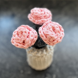 Horgolt rózsák vázával. - otthon & életmód - virágdekoráció - virágdíszek - asztali virágdísz - Meska.hu