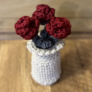 Horgolt rózsák vázával. - otthon & életmód - virágdekoráció - virágdíszek - asztali virágdísz - Meska.hu