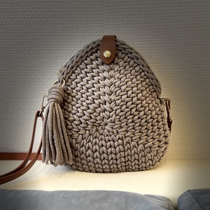 Horgolt háromszög táska  - táska & tok - kézitáska & válltáska - vállon átvethető táska - Meska.hu