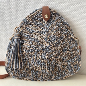 Horgolt háromszög táska  - táska & tok - kézitáska & válltáska - vállon átvethető táska - Meska.hu