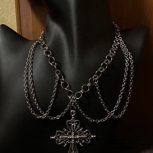 Kereszt nyaklánc láncokkal díszítve � Rozsdamentes acél, állítható - ékszer - ékszerszett - Meska.hu