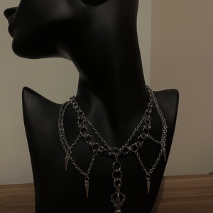 Saját készítésű nyaklánc és fülbevaló szett � Rozsdamentes acél, szegecses díszítéssel - ékszer - ékszerszett - Meska.hu