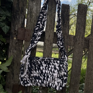 Saját készítésű, egyedi válltáska fekete-fehér pólófonálból.  - táska & tok - kézitáska & válltáska - alkalmi táska - Meska.hu